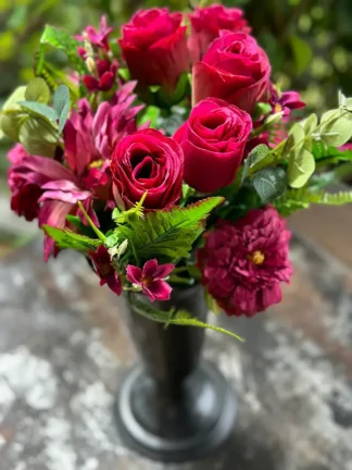 Bukiet mieszanych kwiatów na cmentarz z różą J321 (42cm)