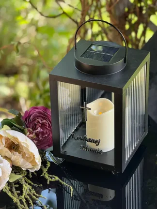 Znicz solarny dla Mamy, Nowoczesny Lampion Led Całodobowy srebrny napis "Kochanej Mamie"