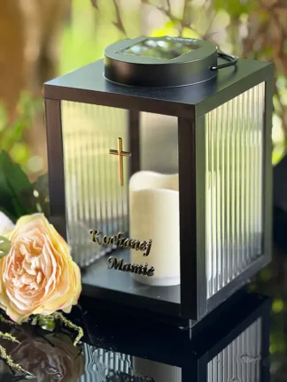 Znicz solarny dla Mamy, Nowoczesny Lampion Led Całodobowy złoty napis "Kochanej Mamie"