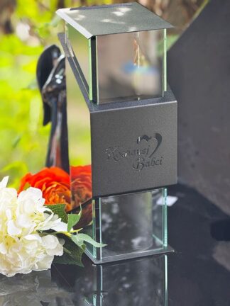 Znicz metalowy, kapliczka Czarna Premium LUXORIA KD ze ŚWIECĄ "Kochanej Babci"