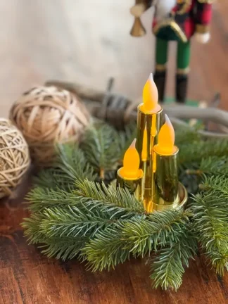 Dekoracja stroik świąteczny ze ZŁOTĄ świecą imitującą płomień