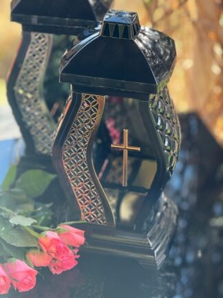 Kapliczka Glamour Waza Ratan Mała Czarna Dekor + Krzyż (Gold)